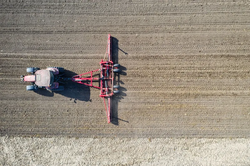 Solo como Ativo Financeiro: A Comparação Definitiva entre Plantio Direto e Convencional para o Produtor Brasileiro em 2025